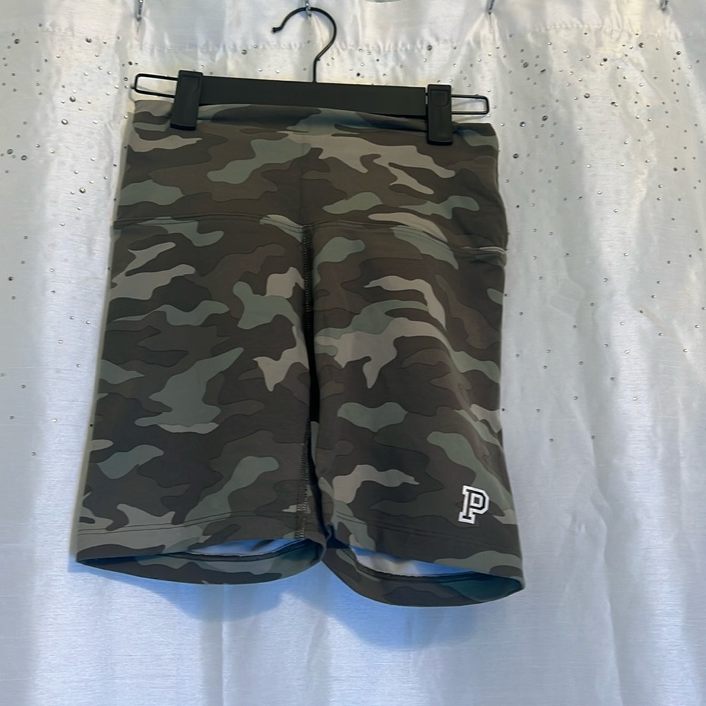 Athletic wear camo biker shorts